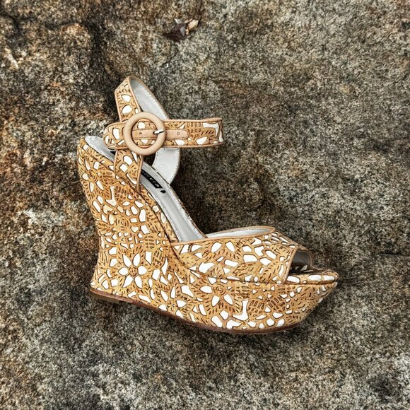 Alice + Olivia Jana Laser Cut Cork Wedge Heel Sandals Size 36.5, 6.5 $350 - Picture 5 of 12